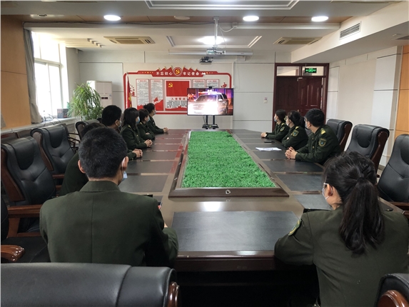 4-7观看安全警示教育.jpg 4-7观看安全警示教育.jpg