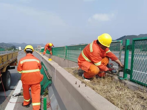 及时维修防眩网.jpg 及时维修防眩网.jpg