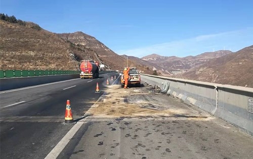及时清理路面油污.jpg