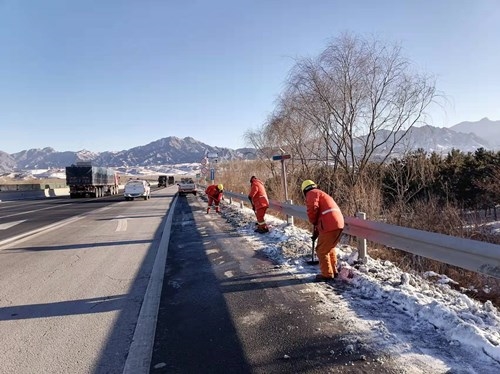 人工清理积雪12.25.jpg