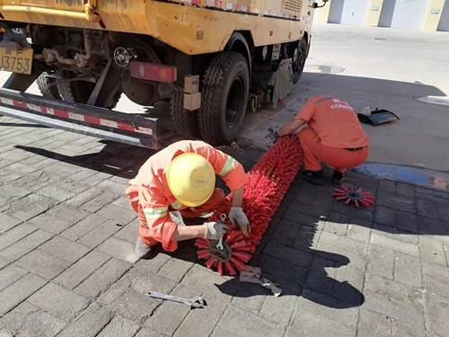 自主更换清扫车毛刷.jpg