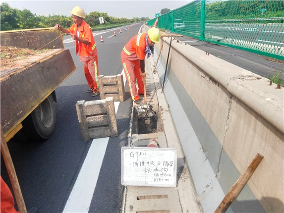 2022.07.22 G9511 K18+000 涿州方向 清理中央分隔带集水沟淤泥 施工中.jpg