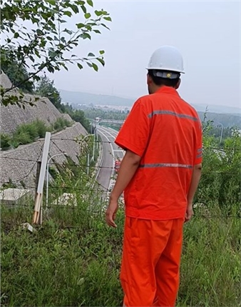 对隧道边仰坡进行检查.jpg