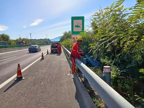 及时修剪遮挡标志牌树木.jpg 及时修剪遮挡标志牌树木.jpg