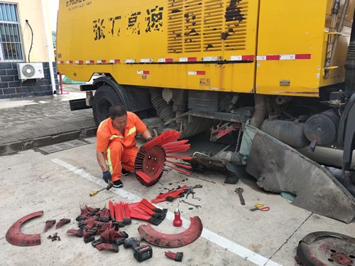 自主更换清扫车扫刷.jpg