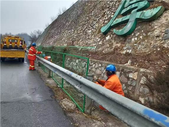 加装防护网 筑牢公路安全防线.jpg