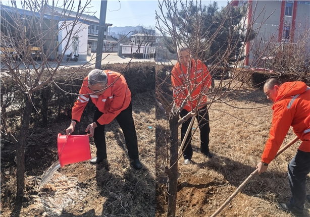 “党建引领添新绿 植树护路当先锋”.jpg “党建引领添新绿 植树护路当先锋”.jpg