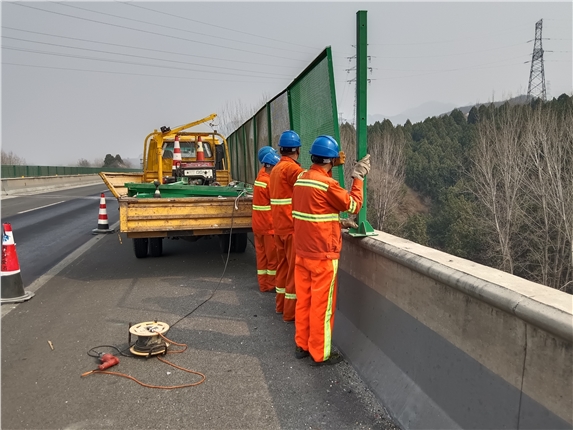 易县养护工区安装防落物网 筑牢道路安全防线.png 易县养护工区安装防落物网 筑牢道路安全防线.png