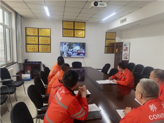 以案为鉴守底线 清风护航保畅通——易县养护工区组织观看反腐警示教育专题片《擘画蓝图》.jpg 以案为鉴守底线 清风护航保畅通——易县养护工区组织观看反腐警示教育专题片《擘画蓝图》.jpg