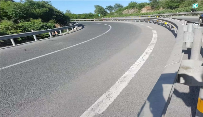 清理匝道散落碎石 消除道路安全隐患.png