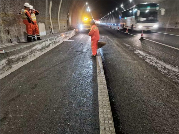 易县养护工区快速处置紫荆关4号隧道事故现场.png