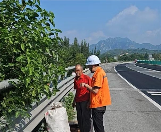 易县养护工区暖心守护道路通行安全及时劝离拾荒老人.png 易县养护工区暖心守护道路通行安全及时劝离拾荒老人.png