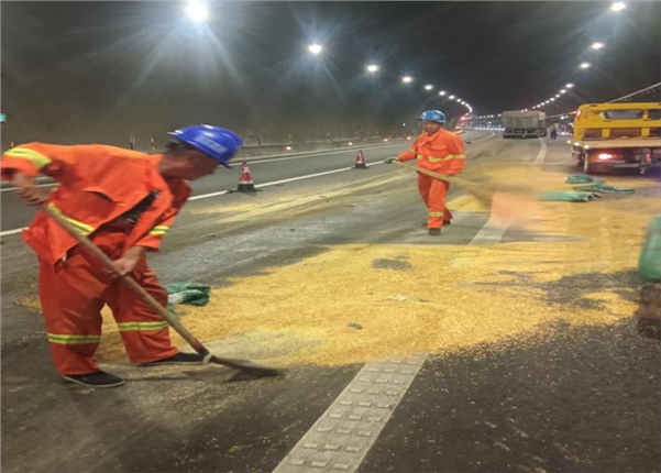 易县养护工区快速清理隧道事故现场 全力保障道路安全畅通.png 易县养护工区快速清理隧道事故现场 全力保障道路安全畅通.png