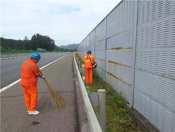 清除路肩杂草 美化公路环境.jpg