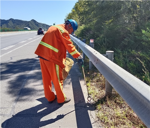 易县养护工区开展辖区路段垃圾清捡整治工作_副本.jpg 易县养护工区开展辖区路段垃圾清捡整治工作_副本.jpg