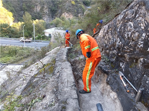 易县养护工区筑牢防汛迎国评完成云蒙山1号隧道顶部排水沟清理工作.png