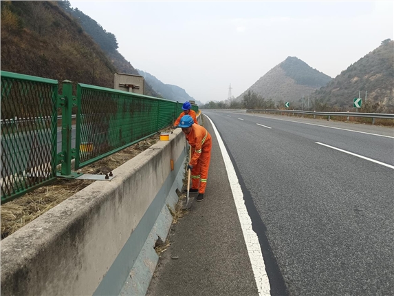 易县养护工区精细清理中分带杂草 美化路域通行环境.png