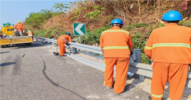 张石高速易县养护工区修复破损护栏板 筑牢道路安全防护屏障.png