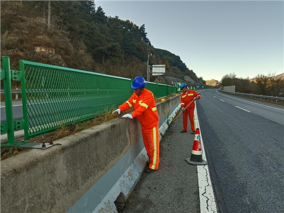 易县养护工区清理中央分隔带杂草 精细化养护扮靓公路颜值.png 易县养护工区清理中央分隔带杂草 精细化养护扮靓公路颜值.png